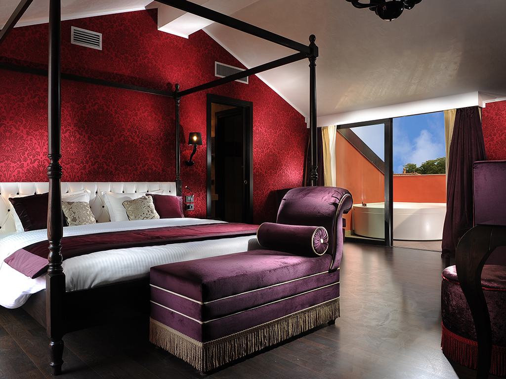 Book Now The Red Jacuzzi Suite At The Carnival Palace Hotel