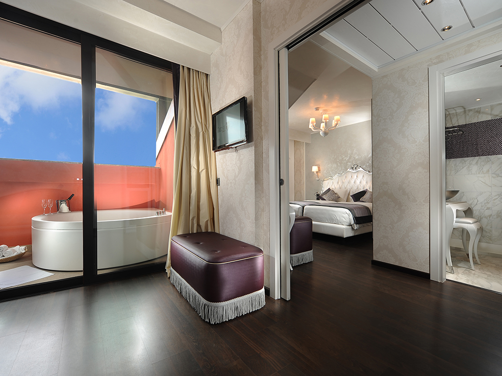 Enjoy The Exclusive Terrace Jacuzzi Suite In Venice At The